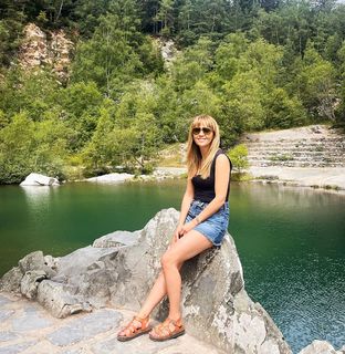 Samia Longchambon feet photo thumbnail