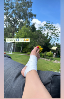 Samia Longchambon feet photo thumbnail