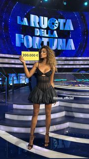 Samira Lui feet photo thumbnail