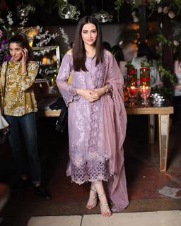 Sana Javed feet photo thumbnail