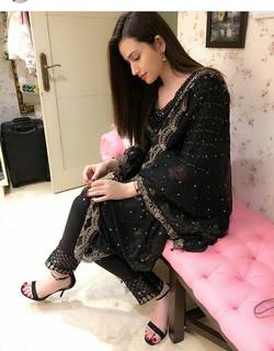 Sana Javed feet photo thumbnail