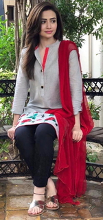 Sana Javed feet photo thumbnail