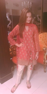 Sana Javed feet photo thumbnail