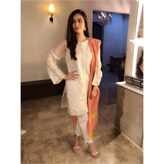 Sana Javed feet photo thumbnail
