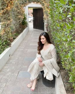 Sana Javed feet photo thumbnail