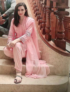 Sana Javed feet photo thumbnail