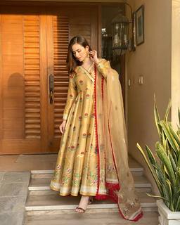 Sana Javed feet photo thumbnail