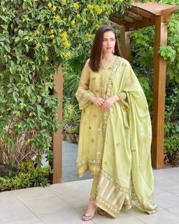 Sana Javed feet photo thumbnail