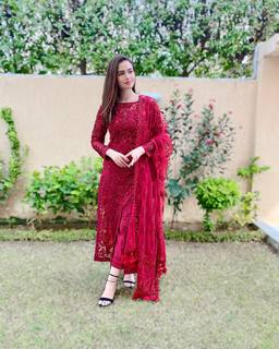 Sana Javed feet photo thumbnail