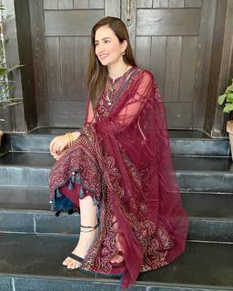 Sana Javed feet photo thumbnail