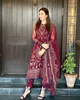 Sana Javed feet photo thumbnail