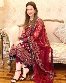 Sana Javed feet photo thumbnail