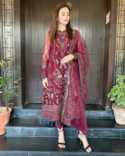 Sana Javed feet photo thumbnail