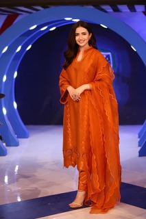 Sana Javed feet photo thumbnail