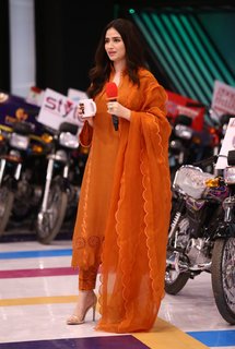 Sana Javed feet photo thumbnail