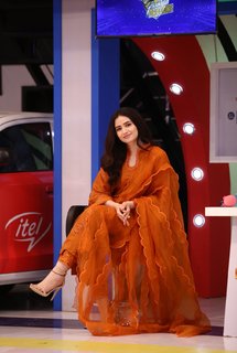 Sana Javed feet photo thumbnail