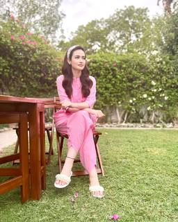 Sana Javed feet photo thumbnail
