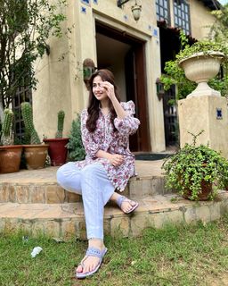 Sana Javed feet photo thumbnail