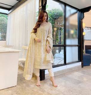 Sana Javed feet photo thumbnail