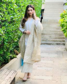 Sana Javed feet photo thumbnail