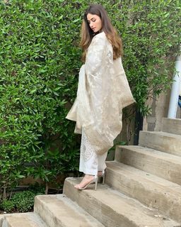 Sana Javed feet photo thumbnail