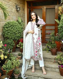 Sana Javed feet photo thumbnail