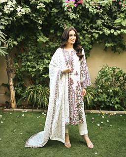 Sana Javed feet photo thumbnail