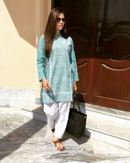 Sana Javed feet photo thumbnail
