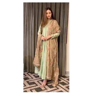 Sana Javed feet photo thumbnail