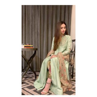 Sana Javed feet photo thumbnail