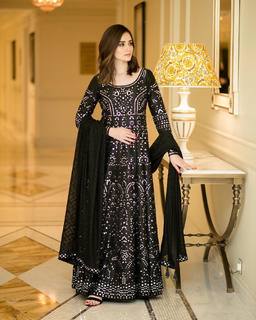 Sana Javed feet photo thumbnail