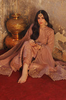 Sana Javed feet photo thumbnail