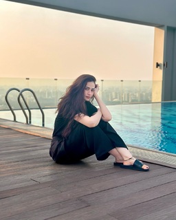 Sana Javed feet photo thumbnail