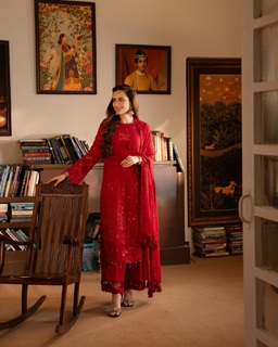 Sana Javed feet photo thumbnail