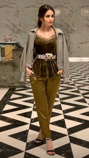 Sana Javed feet photo thumbnail