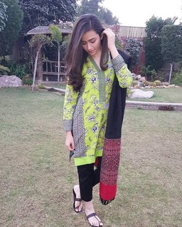 Sana Javed feet photo thumbnail