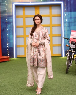Sana Javed feet photo thumbnail
