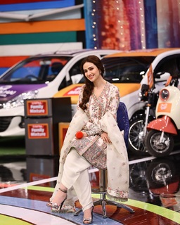 Sana Javed feet photo thumbnail