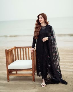 Sana Javed feet photo thumbnail