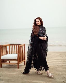 Sana Javed feet photo thumbnail