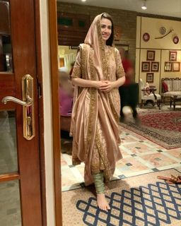 Sana Javed feet photo thumbnail