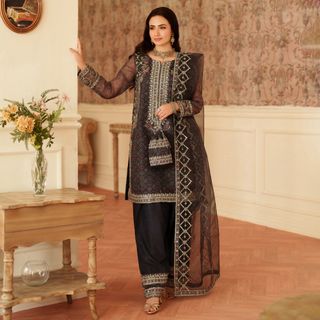 Sana Javed feet photo thumbnail