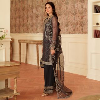 Sana Javed feet photo thumbnail