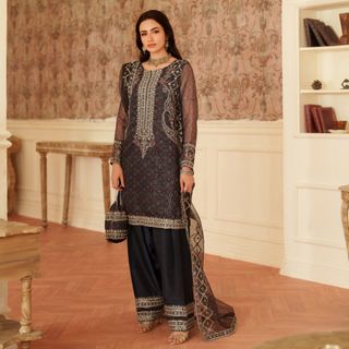 Sana Javed feet photo thumbnail