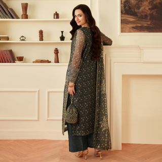 Sana Javed feet photo thumbnail