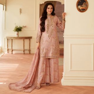 Sana Javed feet photo thumbnail