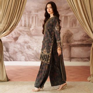 Sana Javed feet photo thumbnail