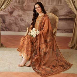 Sana Javed feet photo thumbnail