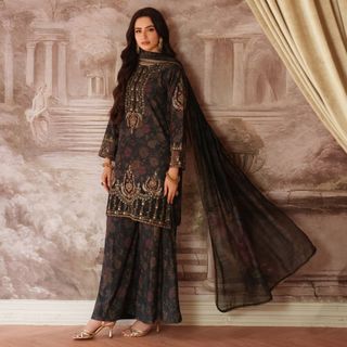 Sana Javed feet photo thumbnail