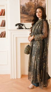 Sana Javed feet photo thumbnail